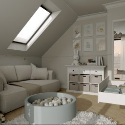 KREO ANETA JASIK-KOT - Jasne, przytulne wnętrze pokoju dziecięcego na poddaszu z oknem dachowym. Widoczny biały regał, sofa, łóżeczko i basen z kulkami. Pastelowe grafiki na ścianie.