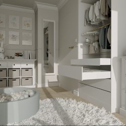 KREO ANETA JASIK-KOT - Jasny pokój dziecięcy z białymi meblami: szafa z otwartymi szufladami, komoda z koszami, lustro i basen z kulkami. Ustawne i funkcjonalne wnętrze.