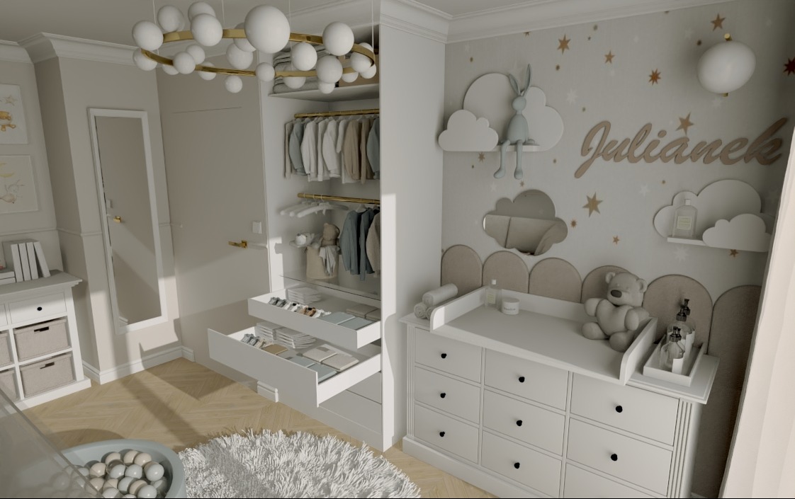 Jasne wnętrze pokoju dziecięcego z otwartą szafą, komodą z przewijakiem i dekoracjami ściennymi w kształcie chmur i gwiazd. Uwagę przykuwa imię dziecka na ścianie.
