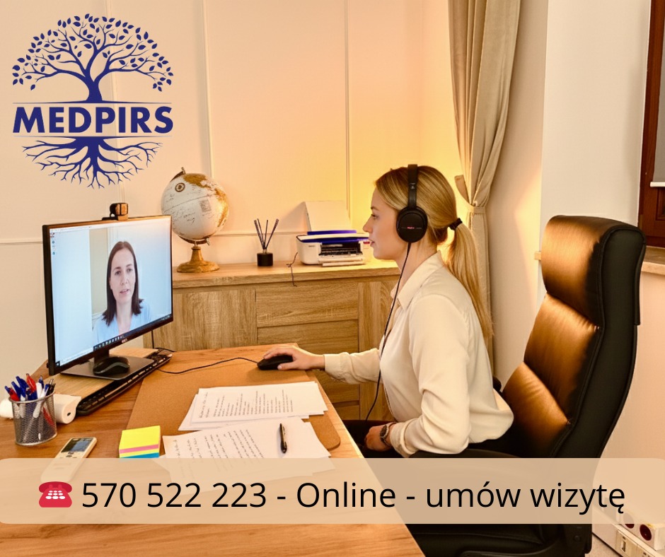 Kobieta w słuchawkach prowadzi konsultację online, widoczna na ekranie monitora. Na biurku dokumenty, telefon i notatki. Logo firmy MEDPIRS w tle.