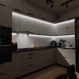 Studio Architekt OK architektok.com - Nowoczesna kuchnia w szarościach z oświetleniem LED pod szafkami, czarnymi akcentami w postaci uchwytów i sprzętu AGD marki Bosch, oraz drewnianym blatem i podłogą.