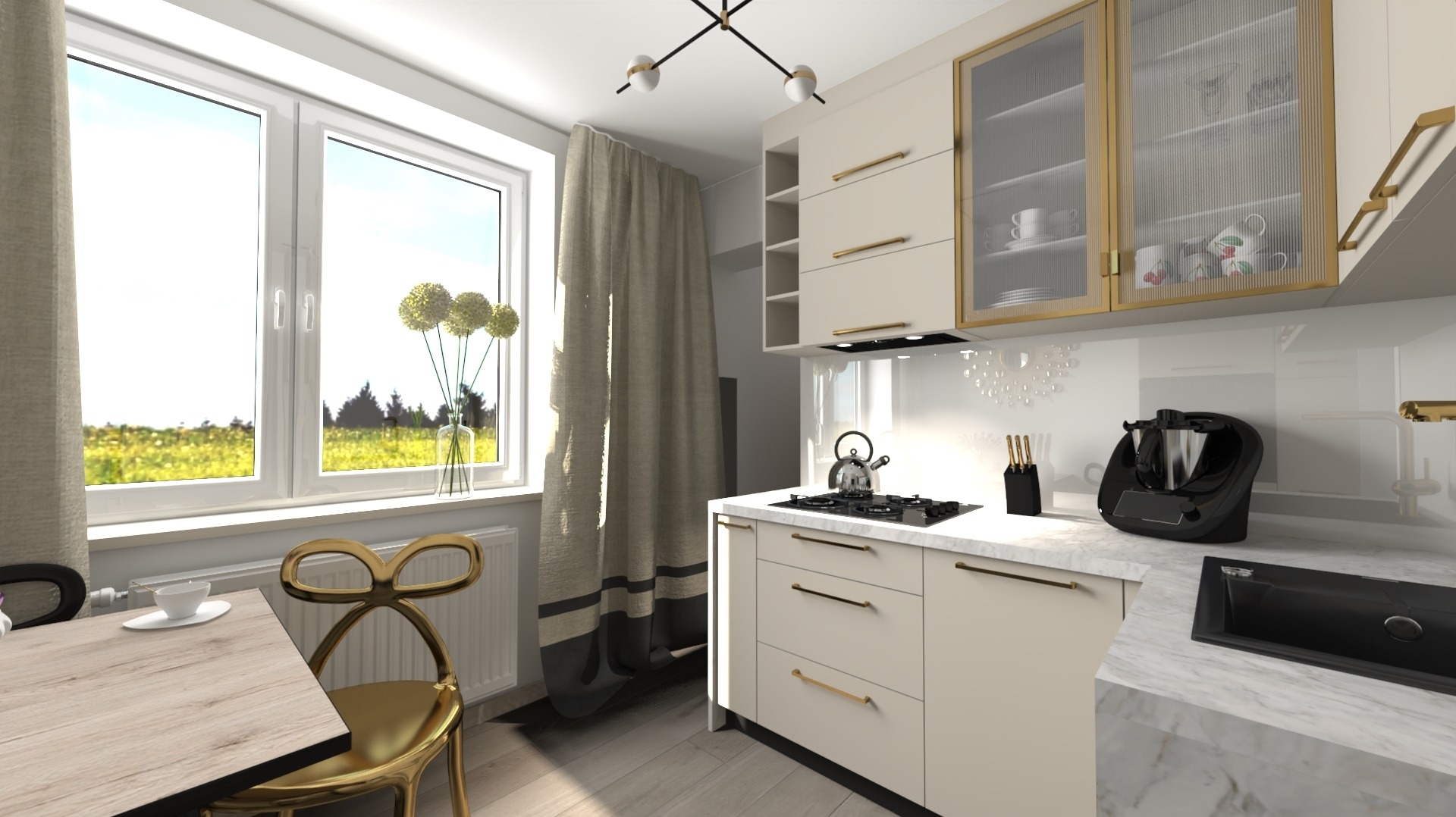 Jasna kuchnia z białymi szafkami, złotymi uchwytami i przeszklonymi górnymi szafkami, czarny robot kuchenny na marmurowym blacie, złote krzesło przy drewnianym stole, okno z widokiem na zielone pole.