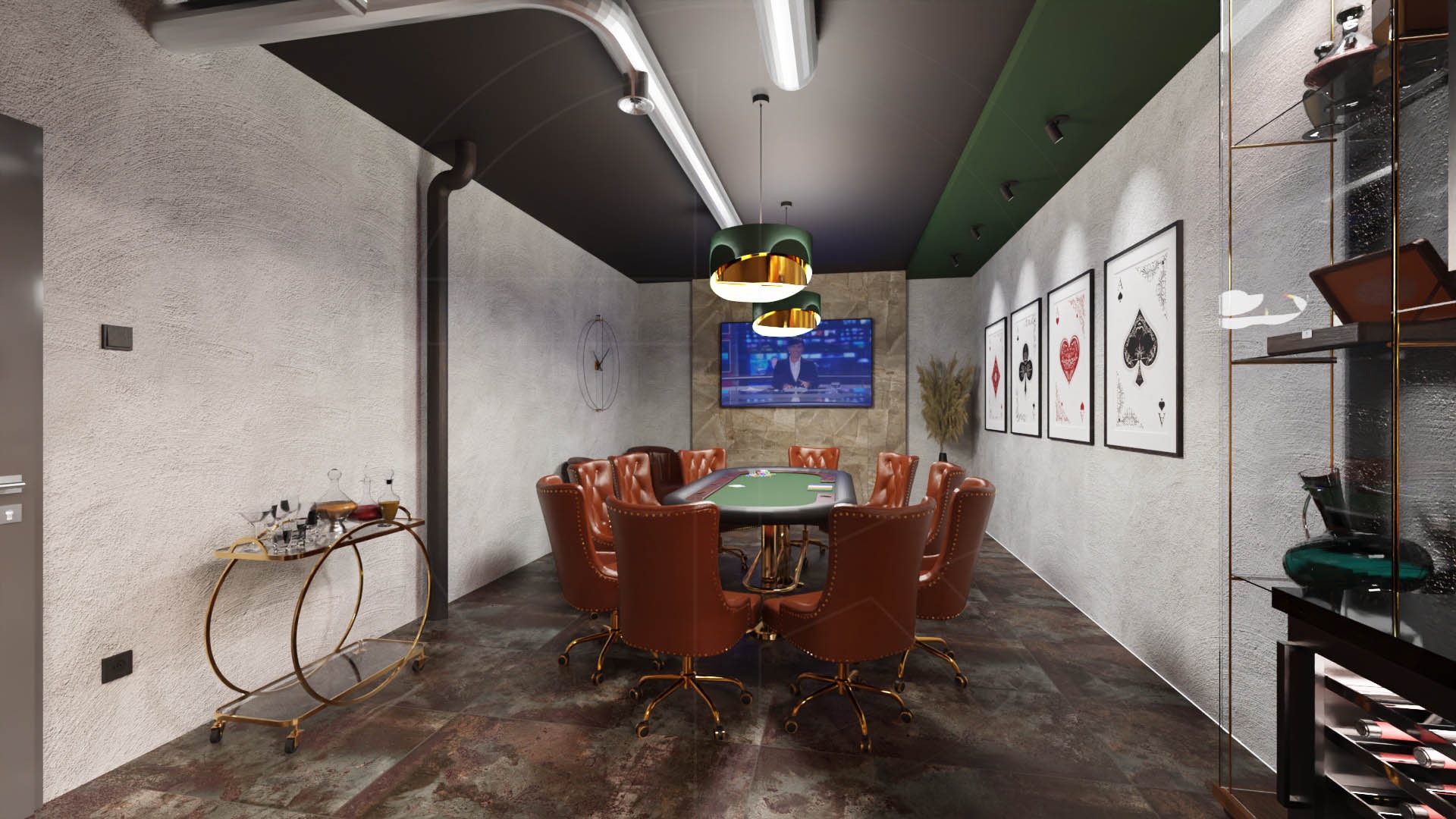 Pokój do gier z okrągłym stołem pokerowym otoczonym brązowymi krzesłami na kółkach, barek na kółkach z alkoholami, telewizor z włączonym kanałem informacyjnym oraz obrazy z motywem kart na ścianie...