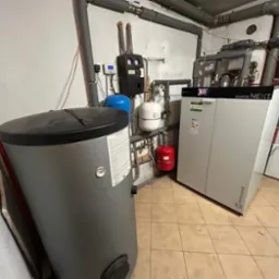 montaż kotła na pellet w układzie zamkniętym z wykorzystaniem wymiennika ciepła