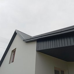 Jedna z ostatnich prac remont starego domu nowe ocieplenie styropianem elewacjia w białym kolorze i podbitka w kolorze grafitowym 