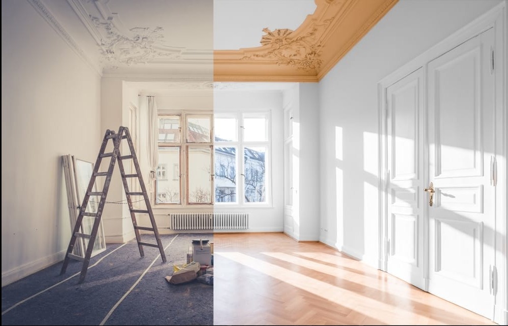 Pokój przed i po malowaniu: lewa strona z drabiną i zabezpieczoną podłogą, prawa strona z pomalowanymi ścianami i parkietem. Dekoracyjny sufit częściowo pomalowany na złoto.