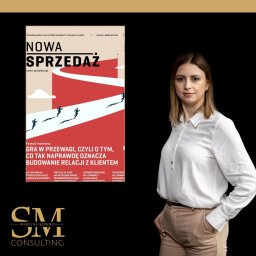SM CONSULTING - Kobieta w koszuli na czarnym tle, obok okładka magazynu 'Nowa Sprzedaż' z motywem budowania relacji z klientem. Logo firmy Martyny Sepioło Consulting.