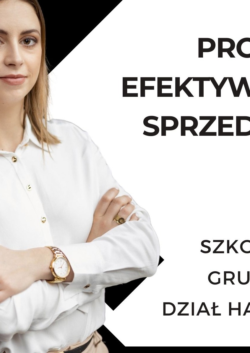 Profesjonalny portret kobiety z zegarkiem na tle tekstu o efektywnej sprzedaży i szkoleniach grupowych, z akcentem na dział handlowy.