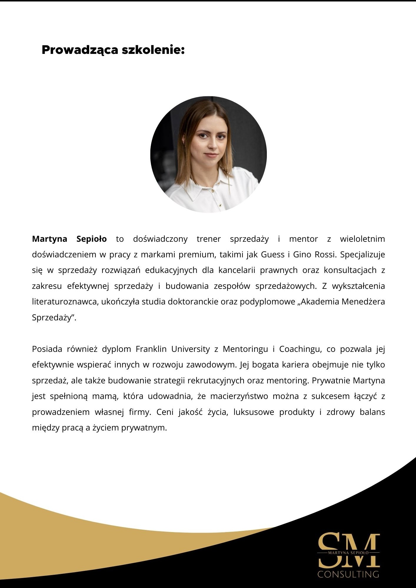 Trener sprzedaży Martyna Sepioło, uśmiechnięta, w jasnej koszuli, na tle tekstu o jej doświadczeniu i logo firmy. Prowadząca szkolenie.