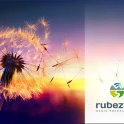 Puch dmuchawca na tle zachodzącego słońca z logo firmy turystycznej Rubezahl, symbolizującym magię podróżowania.