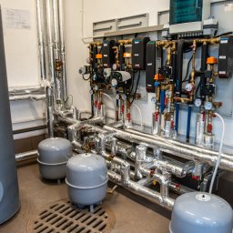 Nowoczesny węzeł cieplny ze stacją pogodową, sterujący budynkiem w zakresie ogrzewania, ciepłej wody użytkowej oraz ciepła technologicznego. Projekt: renowacja zabytkowego budynku dawnej Remizy na terenach stoczniowych w Gdańsku