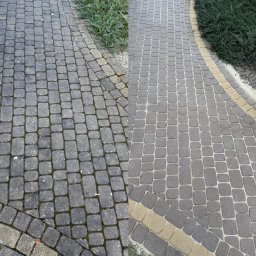Daniel Hoła - Porównanie stanu kostki brukowej przed i po czyszczeniu, widoczne zazielenienie i zabrudzenia na lewej stronie oraz czysta powierzchnia po prawej, z elementami ozdobnymi w postaci jasnych obrzeży...