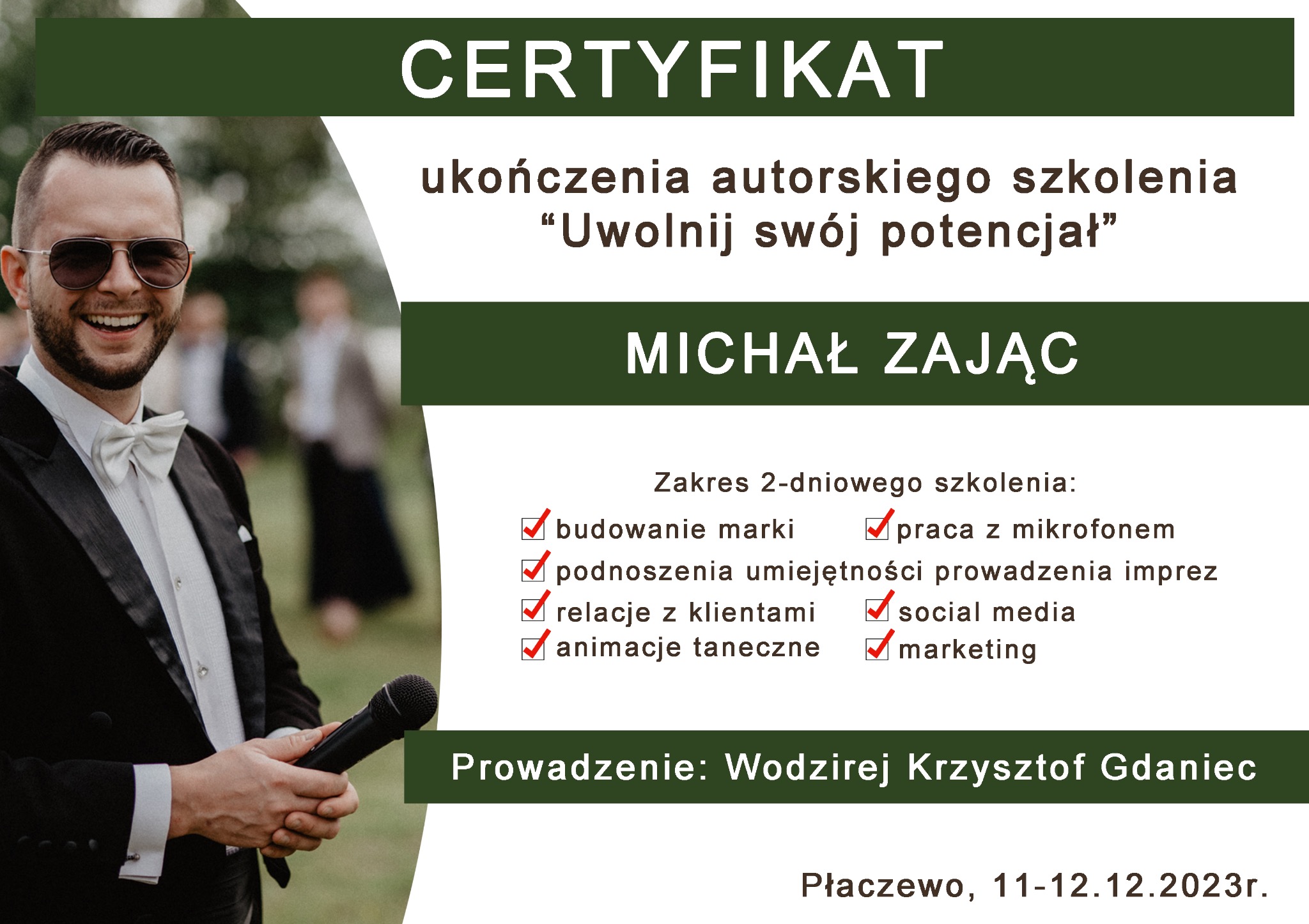 Certyfikat ukończenia szkolenia 'Uwolnij swój potencjał' Michała Zająca. Wodzirej z Golczewa z mikrofonem. Zakres szkolenia: budowanie marki, social media, marketing.