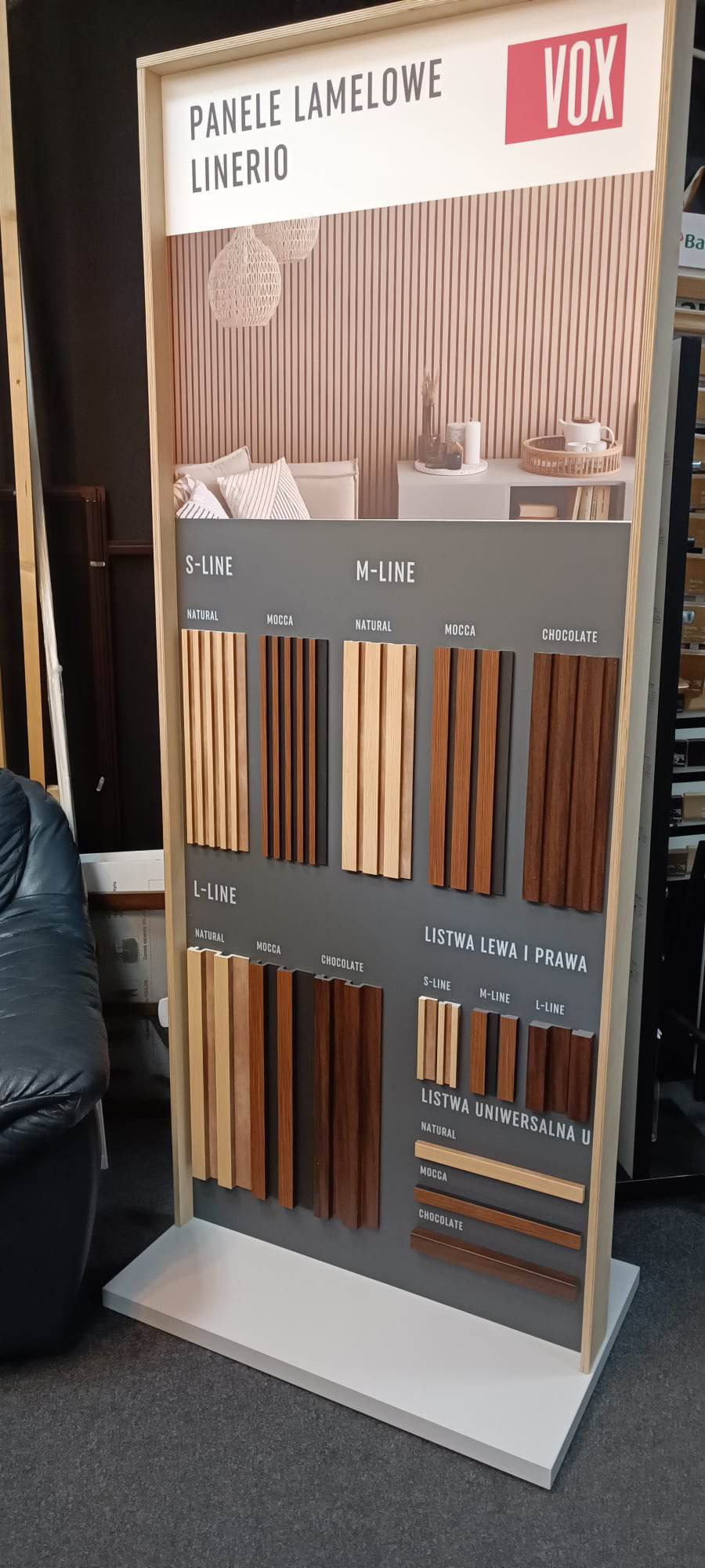 Ekspozycja paneli lamelowych Linerio firmy Vox, prezentująca różne warianty kolorystyczne i profile: S-Line, M-Line, L-Line oraz listwy wykończeniowe w odcieniach Natural, Mocca i Chocolate.