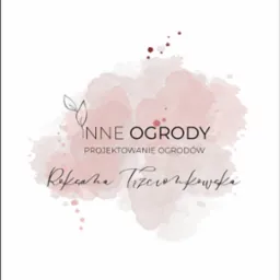 Logo firmy projektującej ogrody 'Inne Ogrody' z akwarelowym tłem w odcieniach różu i brązu, oraz podpisem projektanta Roksana Tizcionkowska.