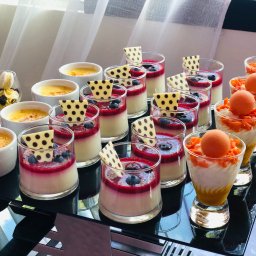Tango sala bankietowa & catering - Elegancki bufet deserowy: krem brûlée, panna cotta z owocami i czekoladą, mus z mango. Idealne na catering firmowy i świąteczny.