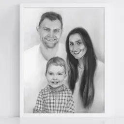 Ołówkowy portret rodziny: ojciec, matka i syn, w białej ramce, ustawiony na białej półce.