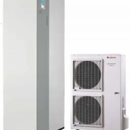 Biała pompa ciepła Atlantic składająca się z jednostki wewnętrznej w formie wysokiej szafki i jednostki zewnętrznej z dwoma wentylatorami, widok z przodu na białym tle.