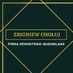 Logo firmy remontowo-budowlanej Zbigniew Chołuj na ciemnozielonym tle z geometrycznym złotym obramowaniem.