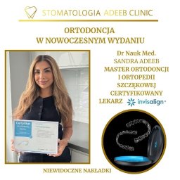 STOMATOLOGIA ADEEB CLINIC - Zdjęcie reklamowe kliniki stomatologicznej Adeeb Clinic prezentujące certyfikowaną lekarkę, Dr Nauk Med. Sandrę Adeeb, trzymającą certyfikat ukończenia kursu, oraz zestaw niewidocznych nakładek...
