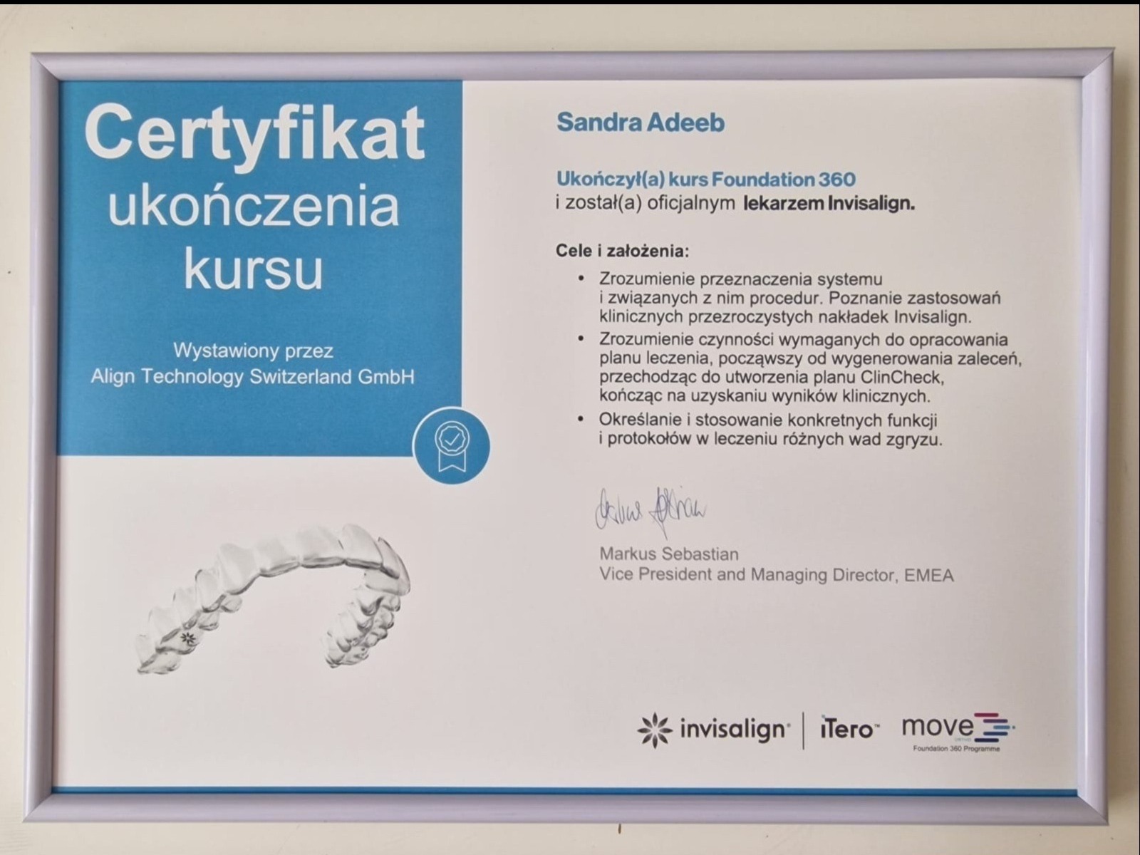 Oprawiony certyfikat ukończenia kursu Foundation 360 dla lekarza Invisalign, wystawiony przez Align Technology Switzerland GmbH, z widocznym modelem nakładki ortodontycznej.