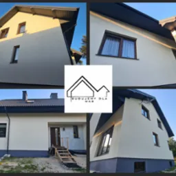 Kolaż czterech ujęć elewacji domu z beżowym tynkiem i ciemną podbitką oraz logotypem firmy budowlanej pośrodku. Widoczne okna z ciemnymi ramami, schody wejściowe i fragment ogrodu.