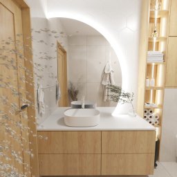 Kliminowska Design - Jasna łazienka z drewnianymi akcentami: okrągłe podświetlane lustro, biała umywalka nablatowa, heksagonalne płytki na ścianie, drewniane szafki i półki z oświetleniem punktowym, minimalistyczna...