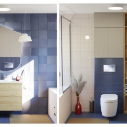 Kliminowska Design - Nowoczesna łazienka z niebieskimi płytkami 3D, drewnianą szafką pod umywalką i lustrem o nieregularnym kształcie, obok toaleta i szafka z zapasem papieru toaletowego oraz logo firmy Kliminowska...