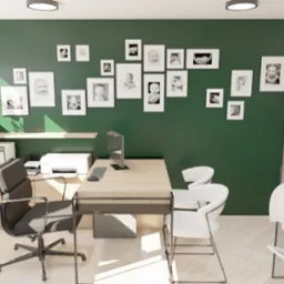 Wizualizacja jasnego biura domowego z zieloną ścianą, na której wiszą zdjęcia w czarnych ramkach. Biurko z komputerem, drukarką i krzesłami.