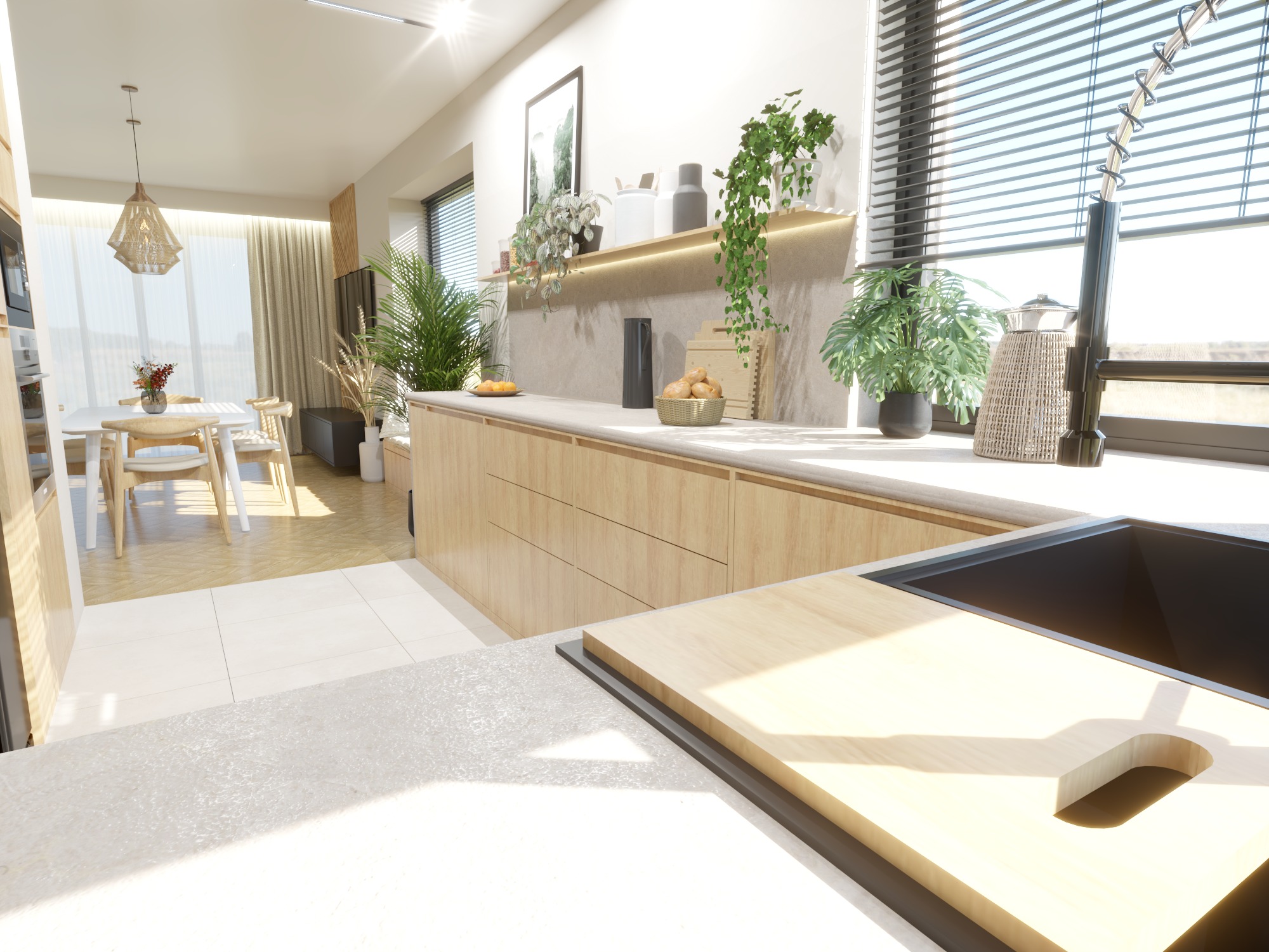 Jasna kuchnia z drewnianymi szafkami, blatem z szarego kamienia i roślinami doniczkowymi na półce. W tle widoczny stół z krzesłami i zasłonięte okno.
