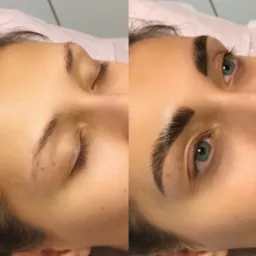 Zdjęcie przedstawia zbliżenie twarzy kobiety, z podziałem na dwie części: po lewej stronie widoczne brwi przed stylizacją, naturalne i rzadkie; po prawej stronie brwi po stylizacji, ciemne, wyraźne...