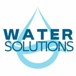 Graficzne logo firmy Water Solutions w odcieniach błękitu, z motywem kropli wody i falistym elementem podkreślającym nazwę.