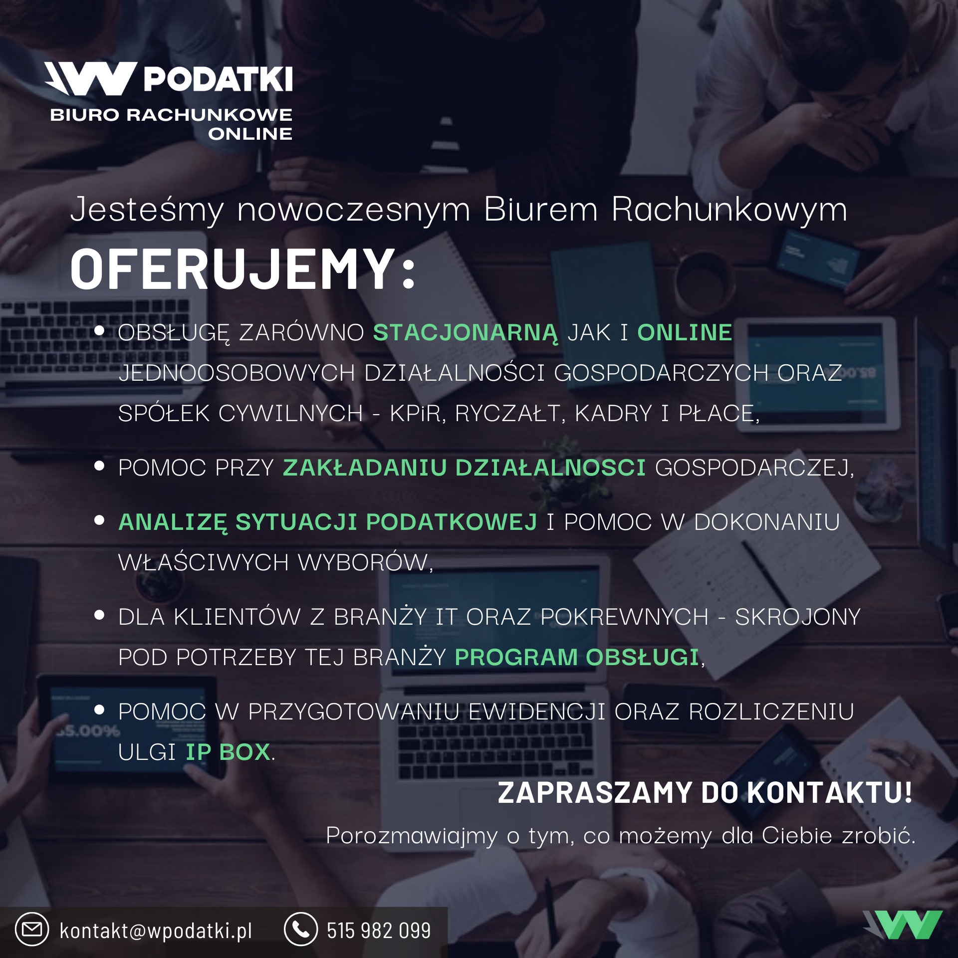 Grafika reklamowa biura rachunkowego online z ofertą obsługi księgowej i kadrowej dla firm, w tle laptopy, tablety i notatniki na drewnianym stole.