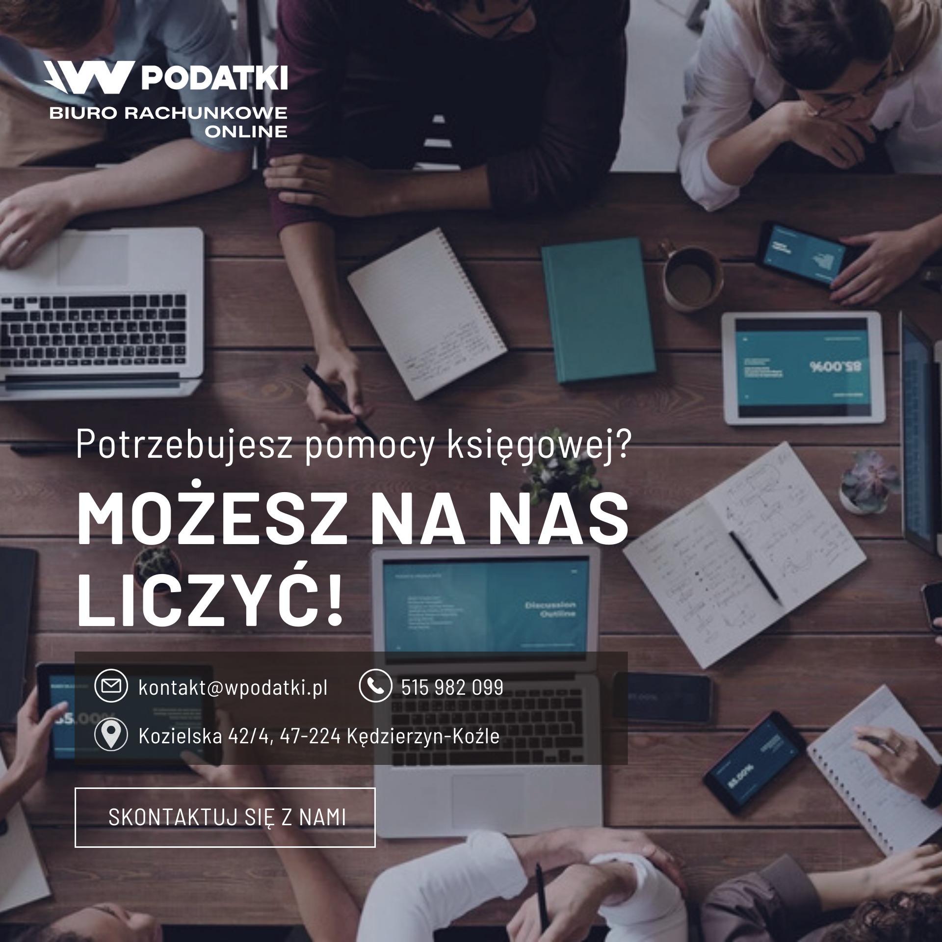 Biuro rachunkowe online prezentuje ofertę: widok z góry na stół roboczy z laptopami, tabletami, notatnikami i dłońmi osób pracujących, z hasłem 'Potrzebujesz pomocy księgowej? Możesz na nas liczyć!'