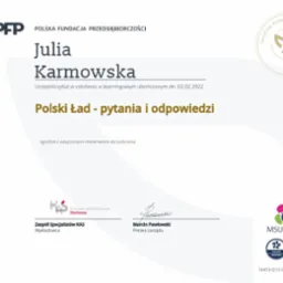Certyfikat ukończenia szkolenia e-learningowego 'Polski Ład - pytania i odpowiedzi' przez Julię Karmowską, wydany przez Polską Fundację Przedsiębiorczości, z logotypami KAS, MSUES i certyfikatami ISO.