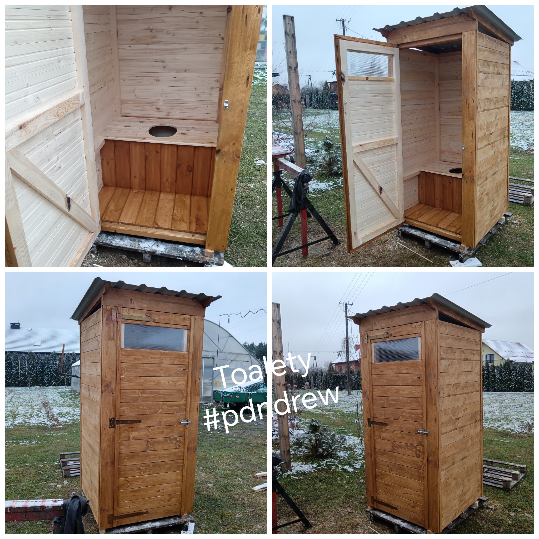 Cztery ujęcia drewnianej toalety zewnętrznej z blachy falistej na dachu, widok z otwartymi drzwiami ukazujący drewniane wnętrze z otworem w siedzisku, całość stoi na paletach na zewnątrz w zimowym...