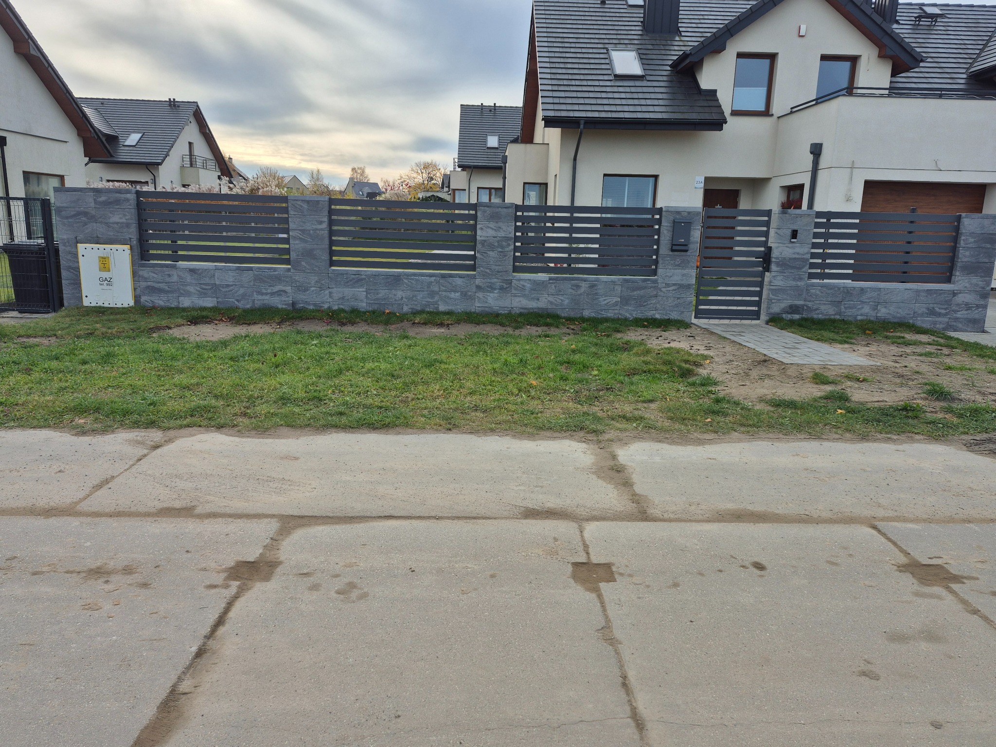 Ogrodzenie z bloczkow montaż przesel