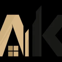 Logo firmy z liter A i K, gdzie litera A ma kształt domu z oknem, w kolorach beżowym i czarnym na czarnym tle.