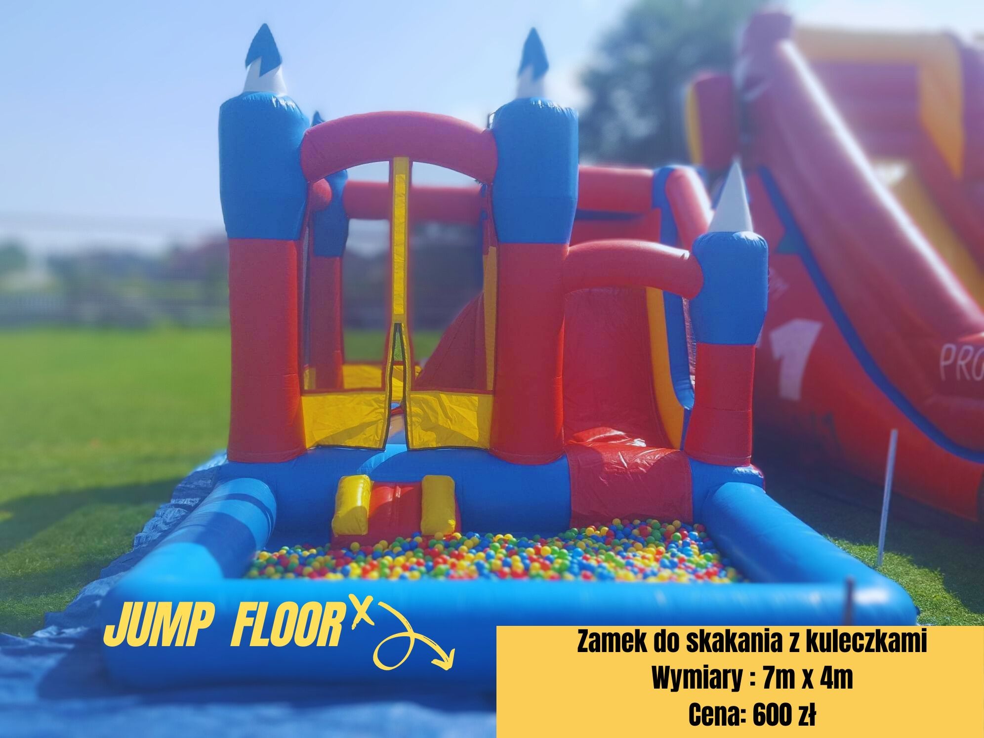 Kolorowy dmuchany zamek z basenem wypełnionym kulkami, widoczny napis 'JUMP FLOOR' i informacja o wymiarach i cenie, w tle drugi dmuchaniec.