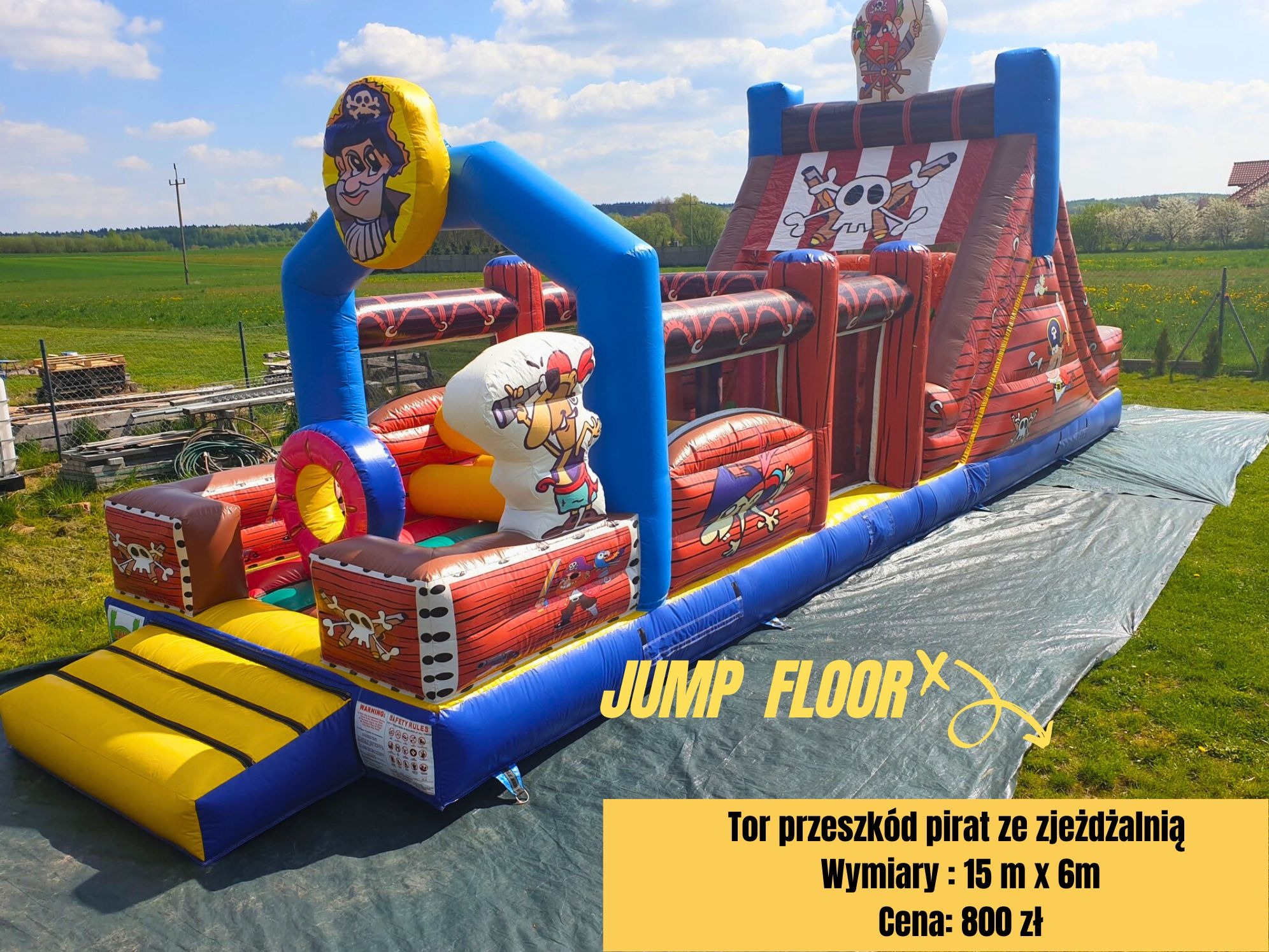 Duży, kolorowy dmuchany tor przeszkód z motywem pirackim na trawie, z widocznymi postaciami piratów i czaszkami, z nakładką z ceną i wymiarami.