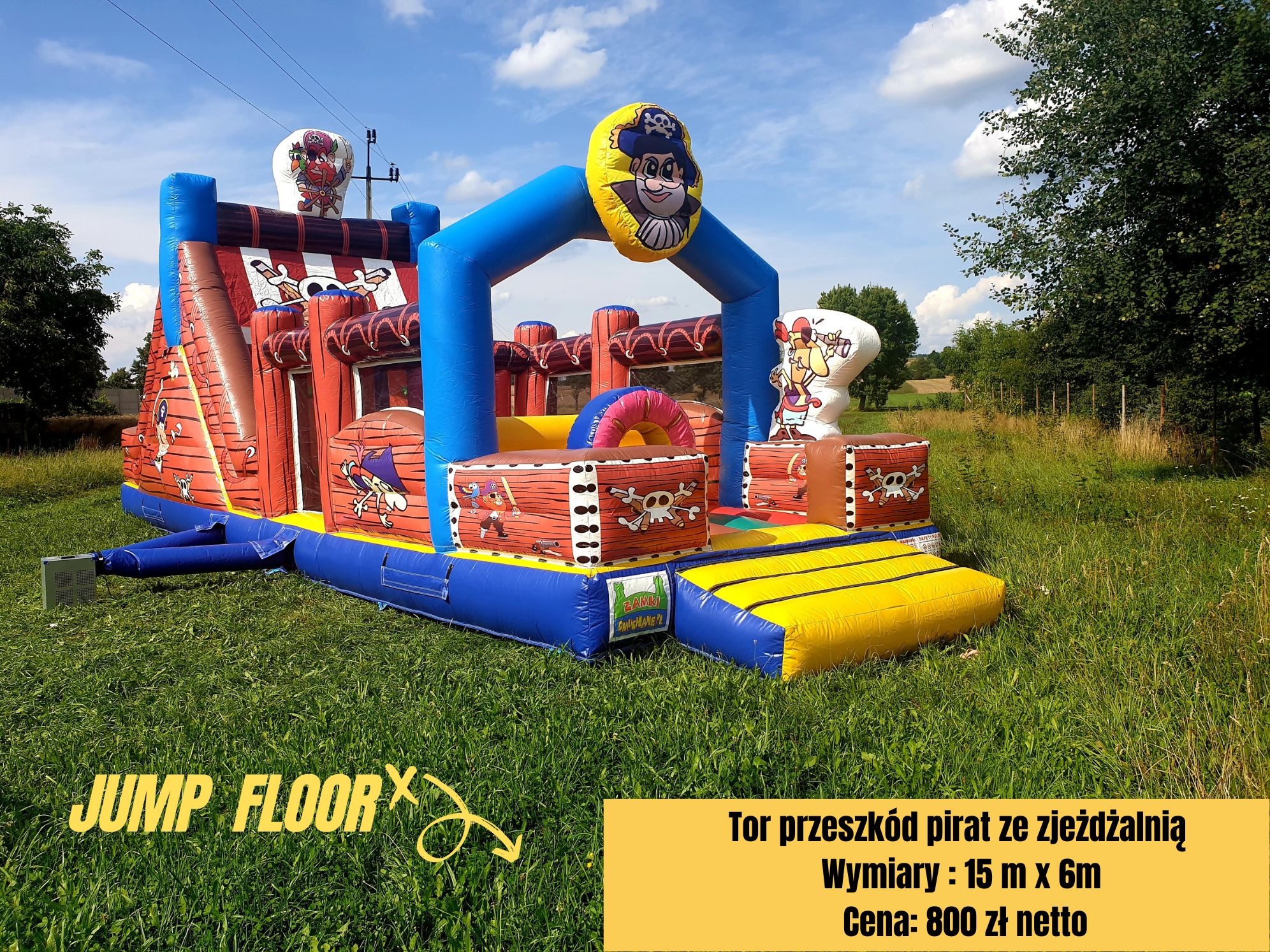 Kolorowy dmuchany tor przeszkód z motywem pirackim na trawie, z napisem 'JUMP FLOOR' i informacją o wymiarach oraz cenie.
