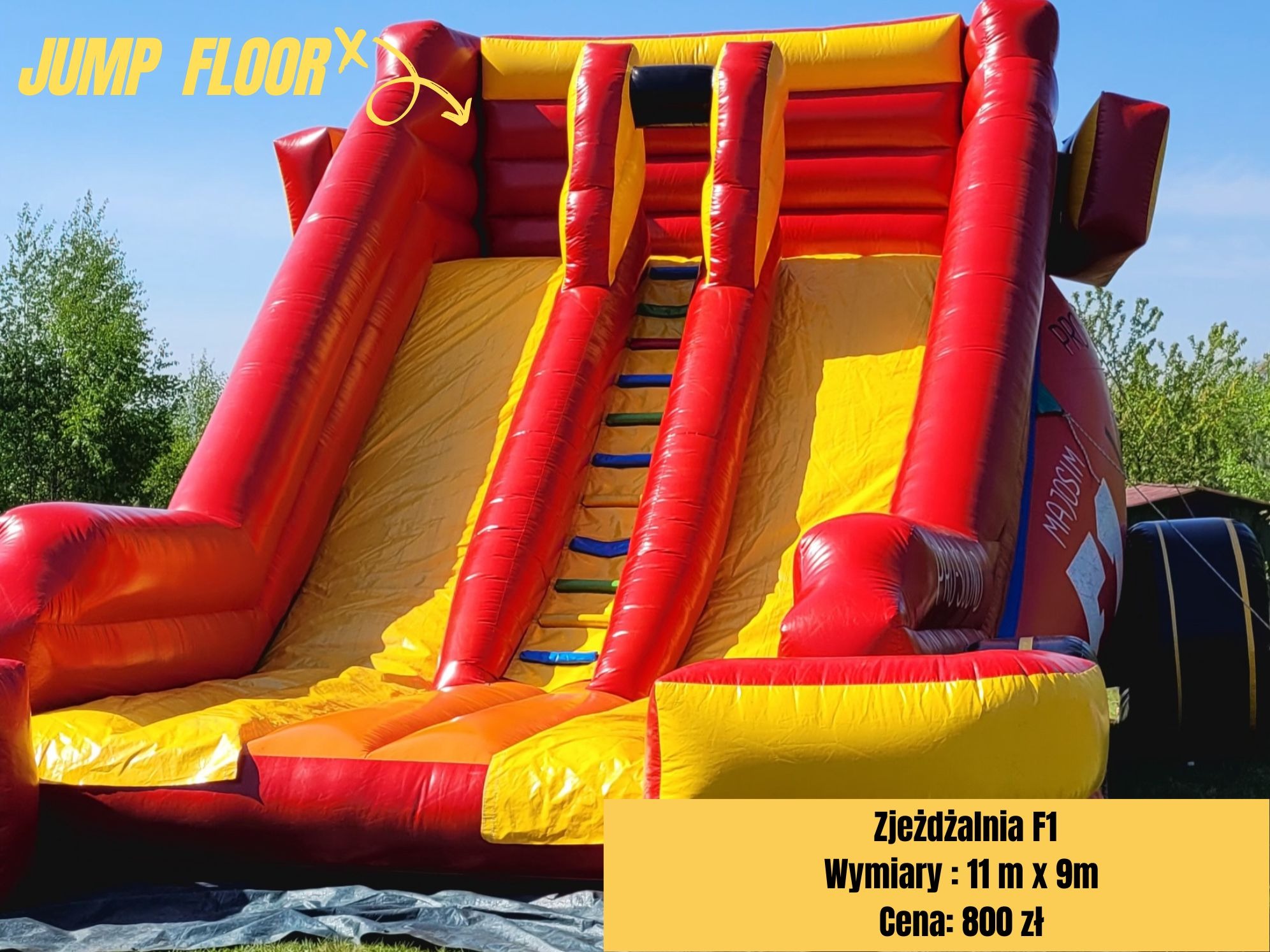 Duża, dmuchana zjeżdżalnia w kolorach czerwonym i żółtym z napisem 'Zjeżdżalnia F1, Wymiary: 11m x 9m, Cena: 800 zł' na żółtym tle, ustawiona na trawie.