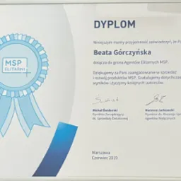 Skan dyplomu dla Beaty Górczyńskiej, agenta elitarnego MSP, z gratulacjami za wyniki w sprzedaży, sygnowany przez dyrektorów Michała Świderskiego i Mateusza Jarkowskiego, wydany w Warszawie...