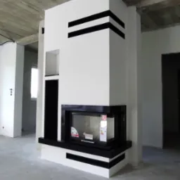 Nowoczesny, biały piec z czarnymi akcentami w surowym wnętrzu, widoczne elementy konstrukcyjne sufitu i niezakończone wykończenie ścian.