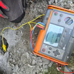 Pomiar rezystancji uziemienia w trakcie wykonywania uziomu szpilkowego.