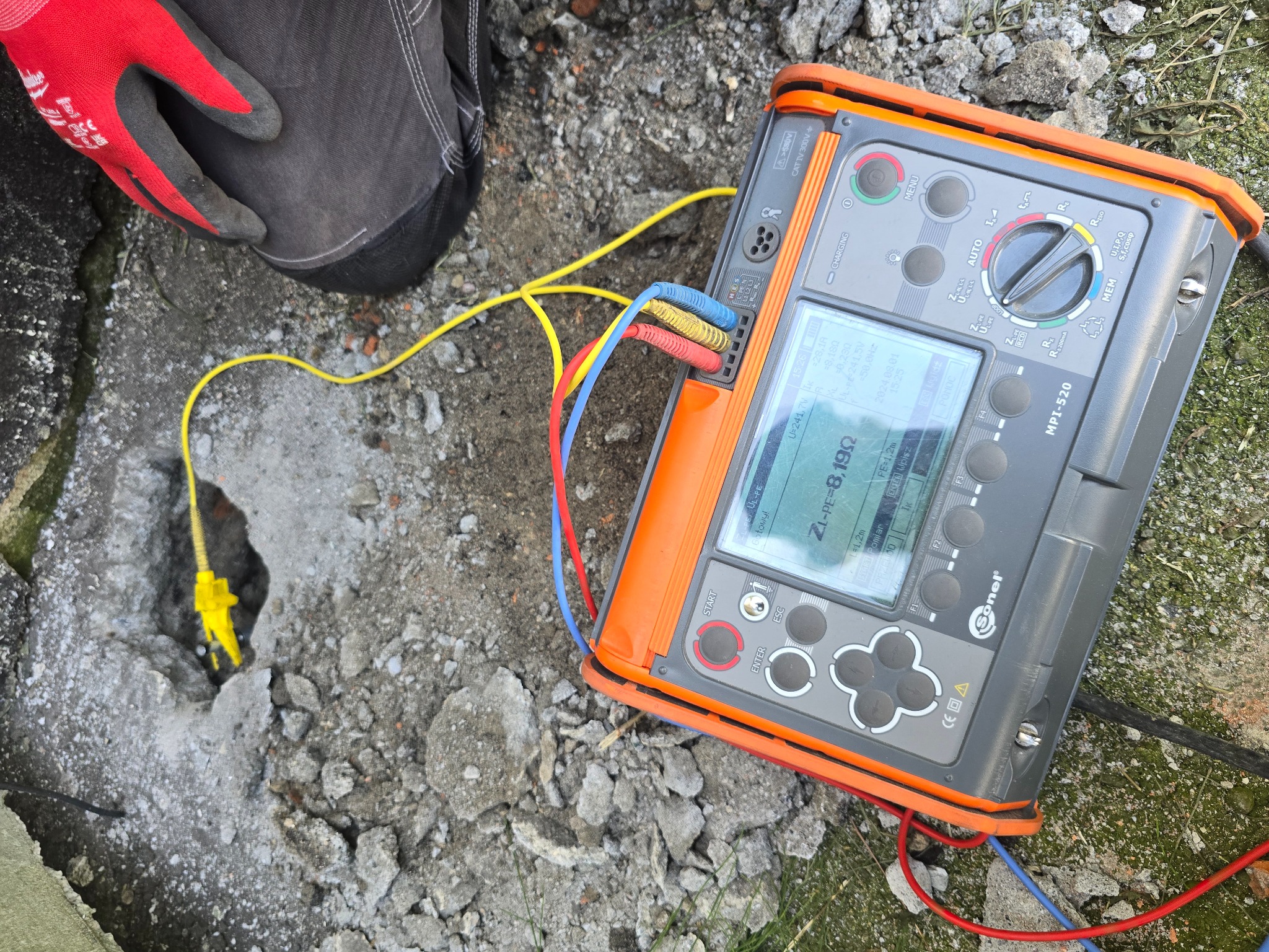 Pomiar rezystancji uziemienia w trakcie wykonywania uziomu szpilkowego.