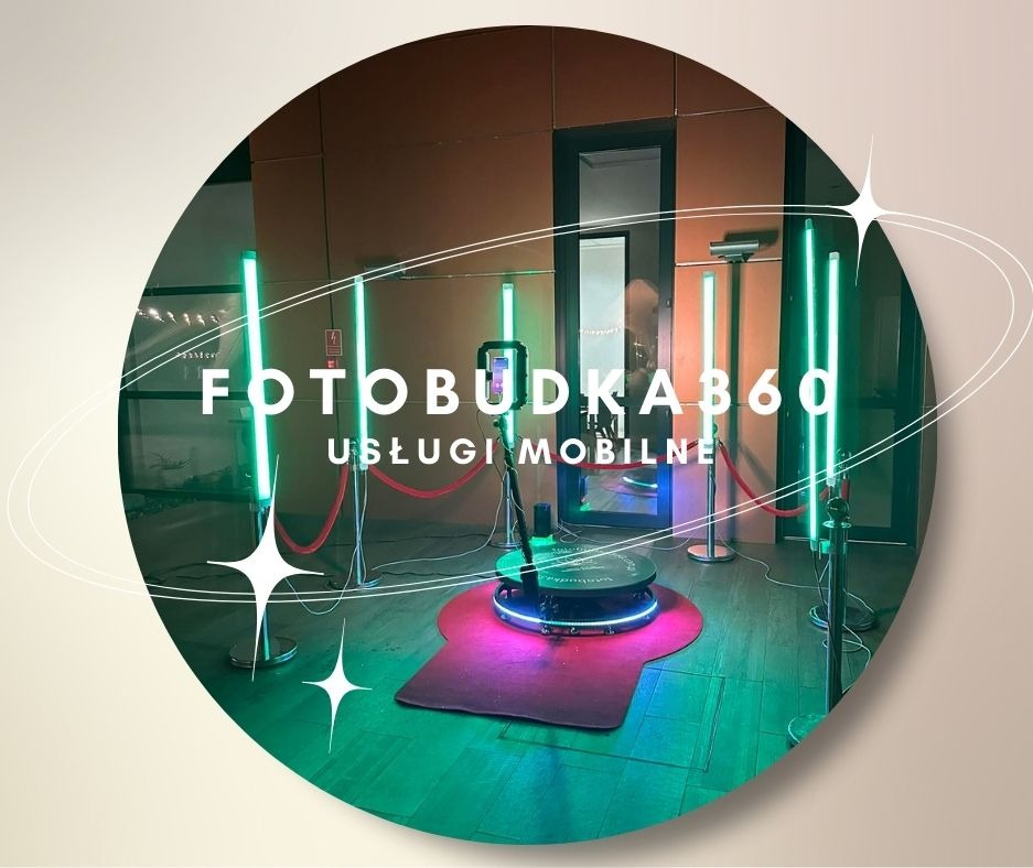 Okrągła platforma obrotowa otoczona świecącymi, zielonymi lampami i czerwonymi linkami, ustawiona na czerwonym dywaniku w pomieszczeniu z panelami ściennymi i czarnymi drzwiami w tle. Na zdjęciu...