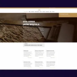 Strona internetowa stolarza Jacka Wojtali, prezentująca ofertę produkcji mebli, schodów, drzwi na wymiar oraz renowacji starych pokoi, z widocznym logo firmy w górnej części strony.