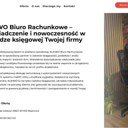 KWS-IT Jakub Sukiennik - Kobieta w czarnej marynarce siedzi na krześle na tle ściany z czerwonej cegły. Profesjonalny wizerunek biura rachunkowego Kleiwo w Bojanowie.