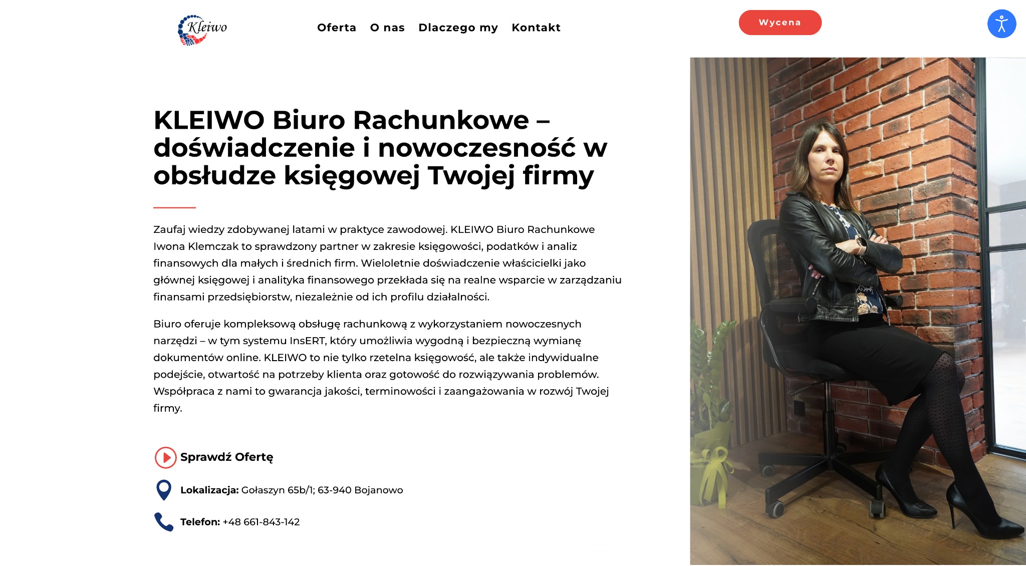 Kobieta w czarnej marynarce siedzi na krześle na tle ściany z czerwonej cegły. Profesjonalny wizerunek biura rachunkowego Kleiwo w Bojanowie.
